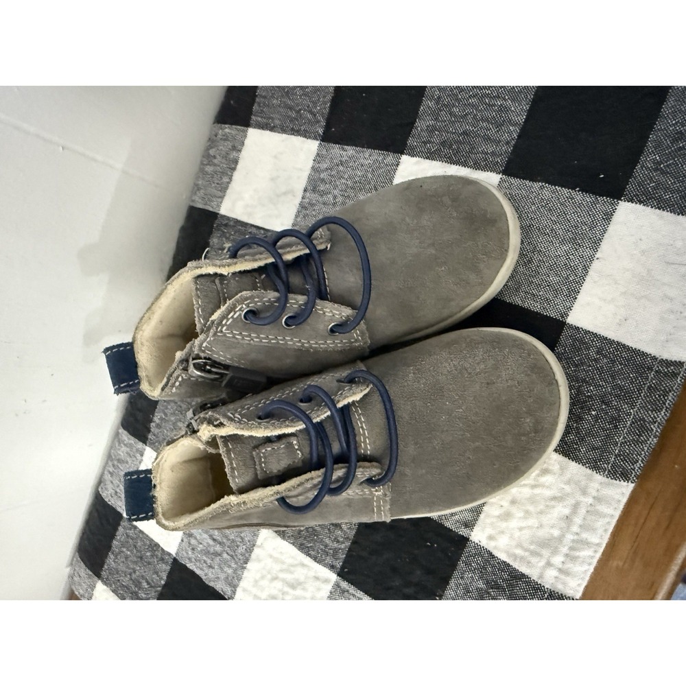 Ugg 7 gray suede sneaker booty side zip EUC boys Toddler